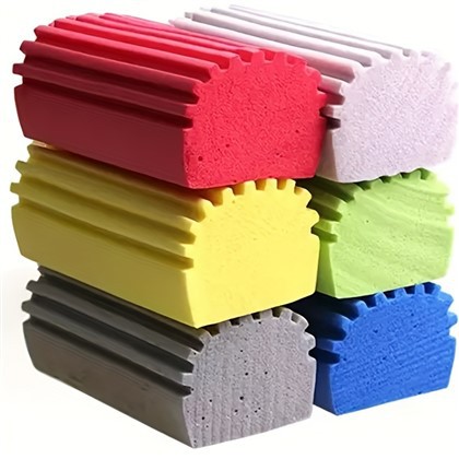 Feuchter sauberer Dusterschwamm